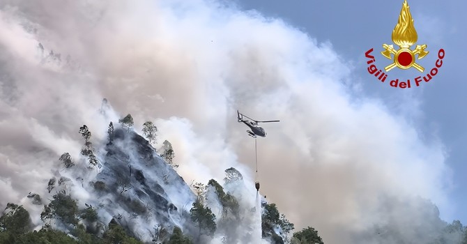 Bruciano ancora i boschi nel Comune di Cravagliana. Sono al lavoro i Vigili del Fuoco