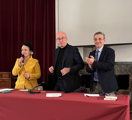 Borgosesia, Aldo Cazzullo incontra gli studenti delle medie: “La vera ricchezza della vita è il tempo”