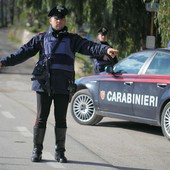Non si ferma all'alt dei Carabinieri a Valdilana, poi abbandona l'auto e fugge a piedi (foto di repertorio)