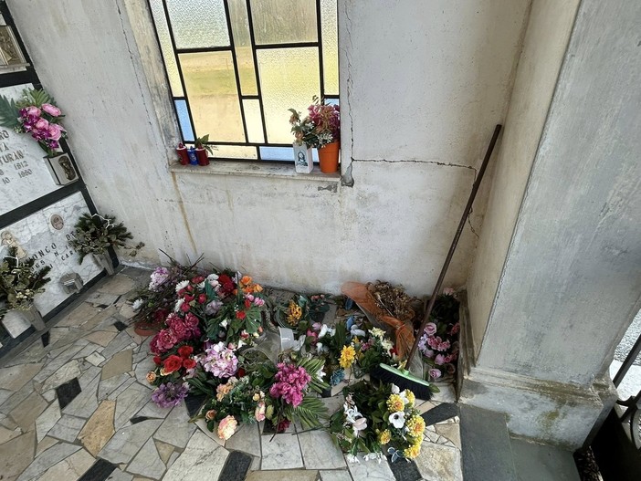 Gattinara, Pasqua nel segno del degrado: colpito il cimitero