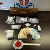 In casa mezzo chilo di hashish e tre etti e mezzo di coca: arrestato un 25enne In casa mezzo chilo di hashish e tre etti e mezzo di coca: arrestato un 25enne