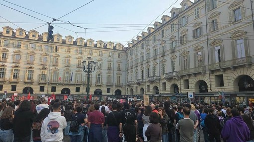 Dalle bollette alla benzina alle stelle: sfila la protesta. Poi Torino viene messa a ferro e fuoco: 12 fermati, 10 minori