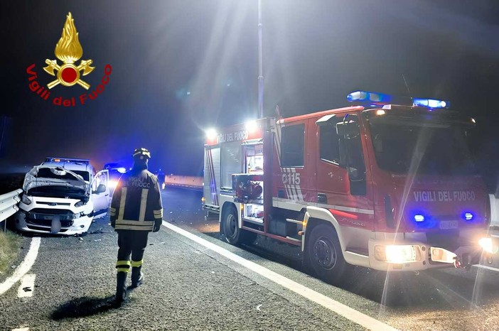Incidente stradale sull'A4, coinvolti 5 mezzi e 2 persone in ospedale: ambulanza anche da Cavaglià Incidente stradale sull'A4, coinvolti 5 mezzi e 2 persone in ospedale: ambulanza anche da Cavaglià