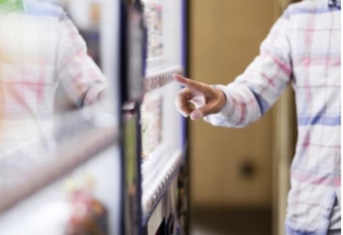 Dei distributori automatici non si butta nulla: anche le &quot;macchinette&quot; aiutano il Banco Alimentare