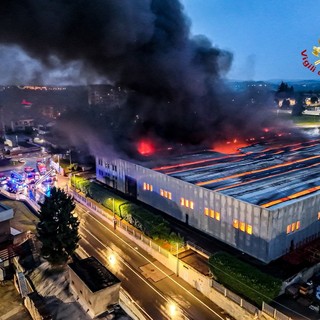 Dal Nord-ovest. Torino, a fuoco lo stabilimento Euro Stamp: proseguono le operazioni di messa in sicurezza