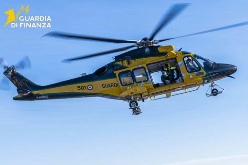 Incendi in Valsesia, in campo anche l’elicottero della Guardia di Finanza