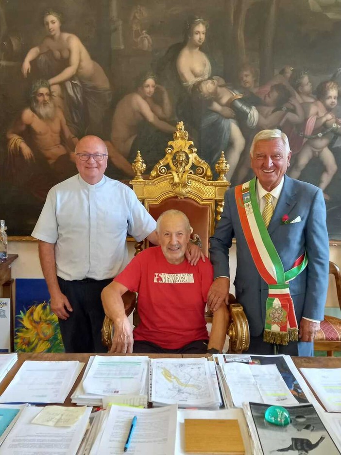 Elio Brusamento a Varallo: l’incontro con il sindaco dopo oltre 13mila chilometri a piedi per la sclerosi tuberosa Elio Brusamento a Varallo: l’incontro con il sindaco dopo oltre 13mila chilometri a piedi per la sclerosi tuberosa