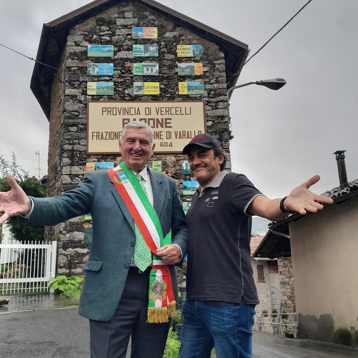 Varallo, Il Sindaco Pietro Bondetti ospita il campione di ciclismo “El Diablo”, Claudio Chiappucci  FOTO