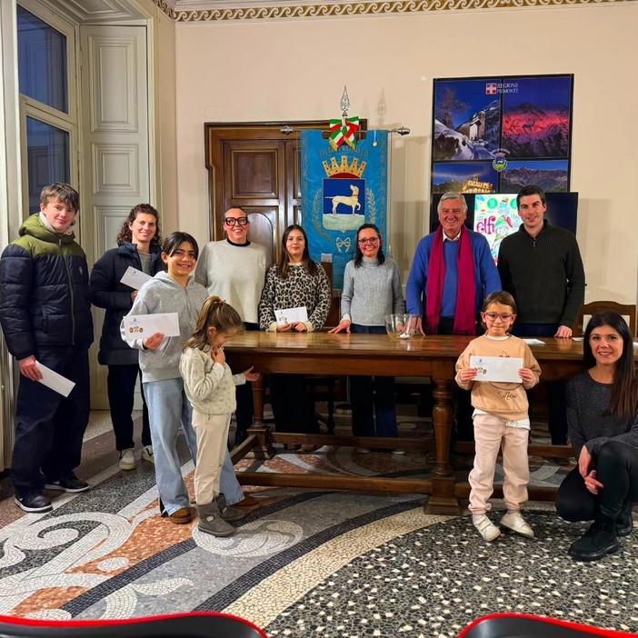 Varallo, premiati i vincitori di “Elf on the Shelf”: estratti cinque buoni da 100 euro per gli acquisti nei negozi aderenti