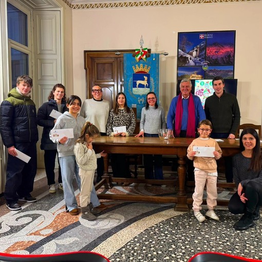 Varallo, premiati i vincitori di “Elf on the Shelf”: estratti cinque buoni da 100 euro per gli acquisti nei negozi aderenti Varallo, premiati i vincitori di “Elf on the Shelf”: estratti cinque buoni da 100 euro per gli acquisti nei negozi aderenti