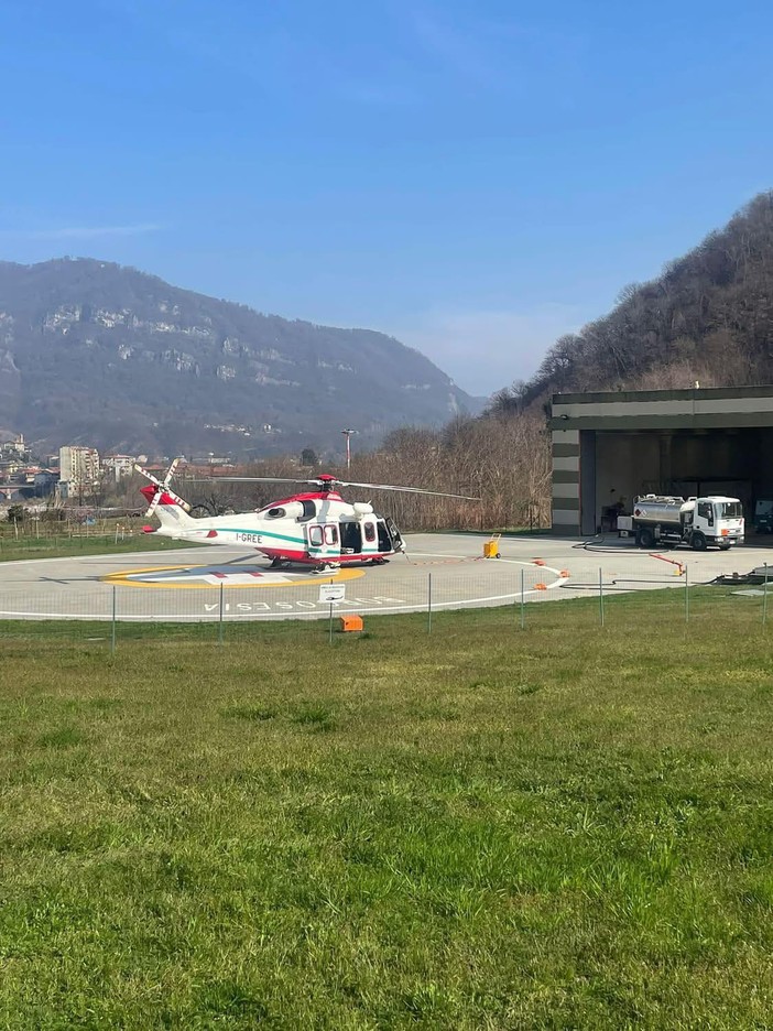 Tragedia di Crans-Montana, impegnato anche l’elisoccorso con base a Borgosesia: trasferito un ferito in Lombardia Tragedia di Crans-Montana, impegnato anche l’elisoccorso con base a Borgosesia: trasferito un ferito in Lombardia