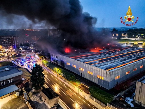 Dal Nord-ovest. Torino, a fuoco lo stabilimento Euro Stamp: proseguono le operazioni di messa in sicurezza Dal Nord-ovest. Torino, a fuoco lo stabilimento Euro Stamp: proseguono le operazioni di messa in sicurezza