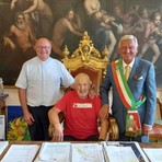 Elio Brusamento a Varallo: l’incontro con il sindaco dopo oltre 13mila chilometri a piedi per la sclerosi tuberosa