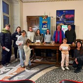 Varallo, premiati i vincitori di “Elf on the Shelf”: estratti cinque buoni da 100 euro per gli acquisti nei negozi aderenti