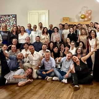 Cena dei coscritti a Valdilana, le classi '75 si ritrovano a tavola: c'è chi è arrivato anche dalla Francia FOTO