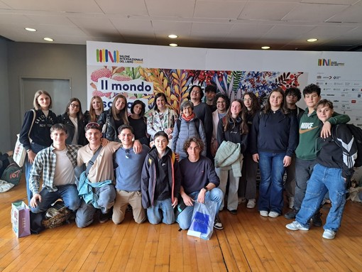 Il Liceo “Gaudenzio Ferrari” tra teatro e libri: studenti protagonisti a Borgosesia e al Salone di Torino Il Liceo “Gaudenzio Ferrari” tra teatro e libri: studenti protagonisti a Borgosesia e al Salone di Torino