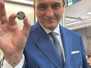 Barolo e Cioccolato del Piemonte nella nuova moneta della Zecca dello Stato FOTO e VIDEO Barolo e Cioccolato del Piemonte nella nuova moneta della Zecca dello Stato FOTO e VIDEO