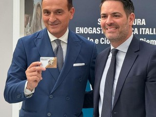 Barolo e Cioccolato del Piemonte nella nuova moneta della Zecca dello Stato FOTO e VIDEO Barolo e Cioccolato del Piemonte nella nuova moneta della Zecca dello Stato FOTO e VIDEO