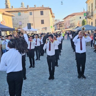 Gattinara, la Fanfara dei Bersaglieri di Biella inaugura la 43a edizione de &quot;LUVA® 2025&quot;