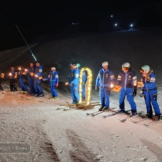 Luci e tradizioni sotto le stelle, a Bielmonte la fiaccolata dei maestri di sci incanta le famiglie (servizi di Mattia Baù e Mauro Benedetti per newsbiella.it)