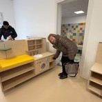 Gattinara, la nuova scuola si chiamerà “Futura”: in posa gli arredi per nido e infanzia