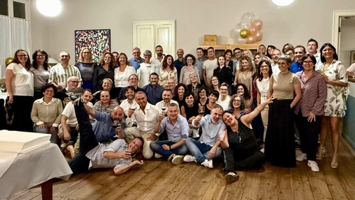 Cena dei coscritti a Valdilana, le classi '75 si ritrovano a tavola: c'è chi è arrivato anche dalla Francia FOTO