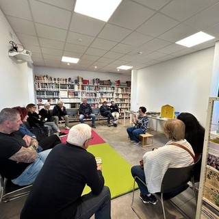 Roasio, una mattina di emozioni in biblioteca per la Festa dei Nonni