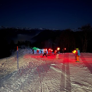 Alpe di Mera, fiaccolata “Enzo Poletti”: in 80 sulla neve per la quinta edizione del memoriale