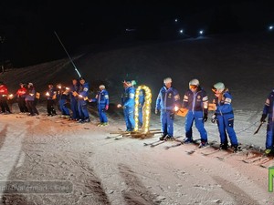 Luci e tradizioni sotto le stelle, a Bielmonte la fiaccolata dei maestri di sci incanta le famiglie (servizi di Mattia Baù e Mauro Benedetti per newsbiella.it)