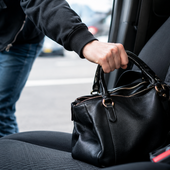 Borsa rubata al supermercato, i Carabinieri intercettano i sospetti in fuga: refurtiva recuperata