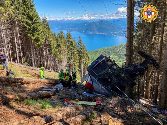Dramma sul Mottarone: precipita una cabina della funivia, nove morti