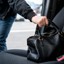 Borsa rubata al supermercato, i Carabinieri intercettano i sospetti in fuga: refurtiva recuperata