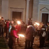 Prato Sesia, fiaccolata al Castello di Supramonte: una settantina di persone in cammino la sera di Santo Stefano Prato Sesia, fiaccolata al Castello di Supramonte: una settantina di persone in cammino la sera di Santo Stefano