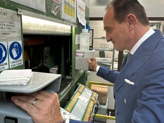 Barolo e Cioccolato del Piemonte nella nuova moneta della Zecca dello Stato FOTO e VIDEO Barolo e Cioccolato del Piemonte nella nuova moneta della Zecca dello Stato FOTO e VIDEO