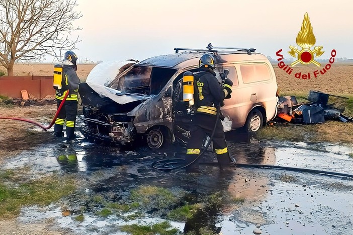 Dal Vercellese: Furgone in fiamme alla cascina Pragilardo di Santhià