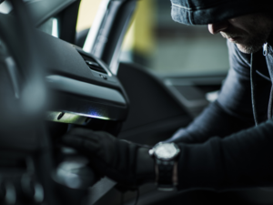 Ognissanti, attenzione ai furti nelle auto parcheggiate vicino ai cimiteri Ognissanti, attenzione ai furti nelle auto parcheggiate vicino ai cimiteri