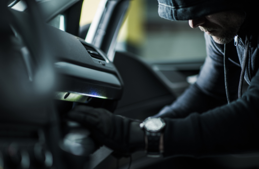 Ognissanti, attenzione ai furti nelle auto parcheggiate vicino ai cimiteri Ognissanti, attenzione ai furti nelle auto parcheggiate vicino ai cimiteri