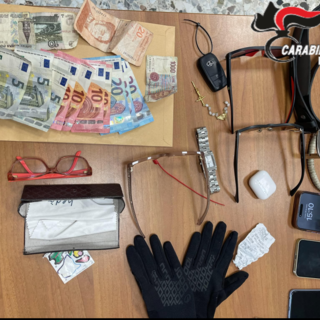 Derubata con il trucco delle chiavi: denunciati due sudamericani