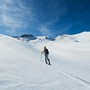 Scialpinismo e fuoripista in primavera: attenzione alla stabilità. I consigli delle Guide Alpine, courtesy Christian-Cueni-unsplash