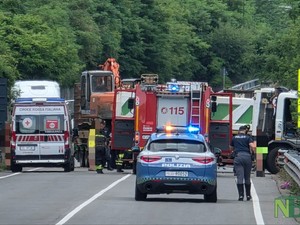Scontro frontale alla Galleria Volpe: deceduto il conducente dell'auto Scontro frontale alla Galleria Volpe: deceduto il conducente dell'auto