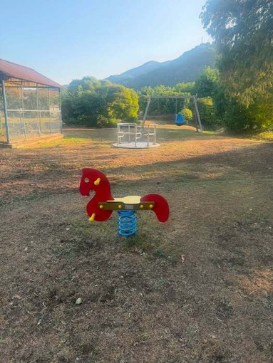 Quarona, nuova giostrina nel parco della Villa municipale per i bambini