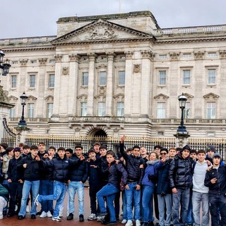 Borgosesia, l’Istituto Lancia in “study holiday” nel Regno Unito: 46 studenti a Winchester tra inglese e orientamento