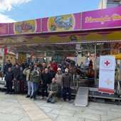 A Borgosesia una giornata di sorrisi in Piazza Mazzini grazie alla famiglia Ferri e alla Croce Rossa