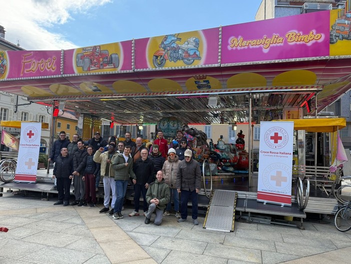 A Borgosesia una giornata di sorrisi in Piazza Mazzini grazie alla famiglia Ferri e alla Croce Rossa