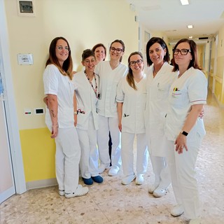 Una doppia vita, una sola battaglia: la storia a lieto fine di Giulia e delle sue gemelline