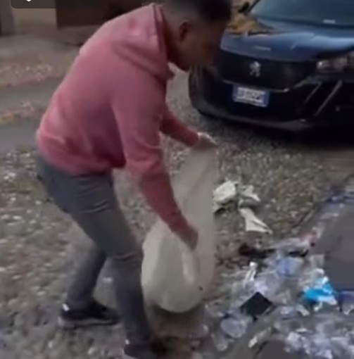 Il vice sindaco Daniele Baglione nei giorni scorsi ha dovuto ripulire la città. Il vice sindaco Daniele Baglione nei giorni scorsi ha dovuto ripulire la città.