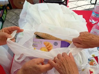 Gattinara, oltre mille chili di alimenti raccolti per le famiglie in difficoltà Gattinara, oltre mille chili di alimenti raccolti per le famiglie in difficoltà