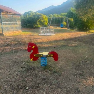 Quarona, nuova giostrina nel parco della Villa municipale per i bambini