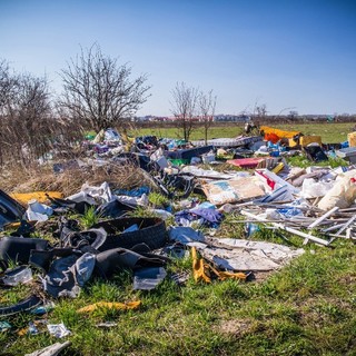 Prato Sesia, discarica abusiva: rintracciati i proprietari dei rifiuti abbandonati
