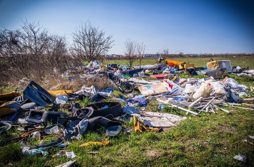 Prato Sesia, discarica abusiva: rintracciati i proprietari dei rifiuti abbandonati